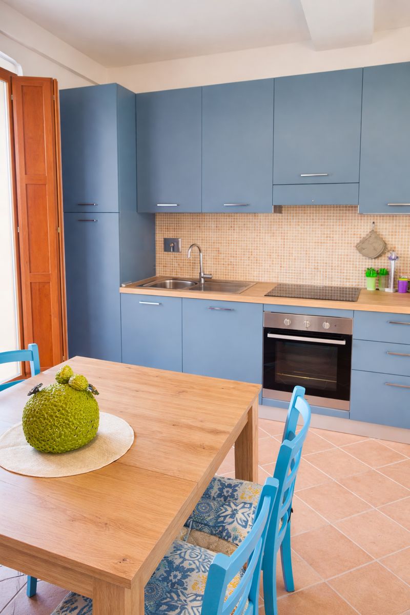 Cucina moderna completamente attrezzata